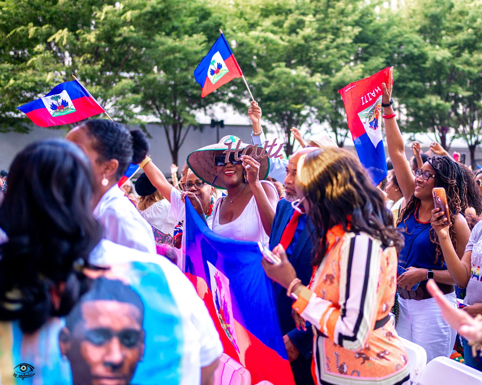 ayiti se crowd pic with lots of Haitian flags (1)